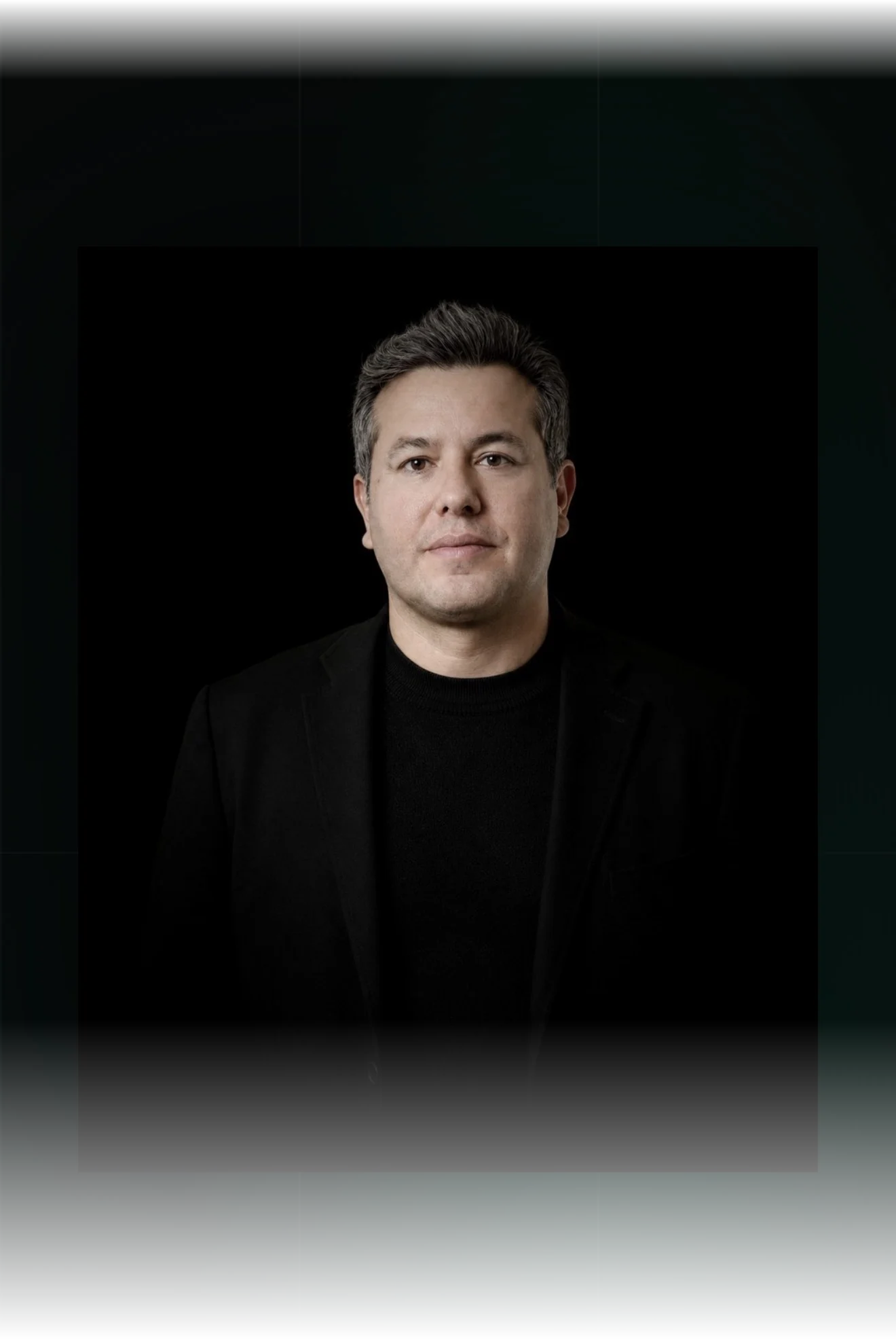 Andrés Elías, estratega político internacional, retrato formal sobre fondo negro